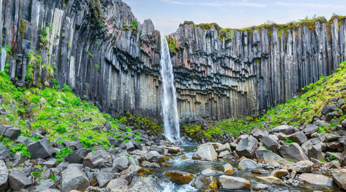 Waterval in natuurpark Vatnajökull in IJsland