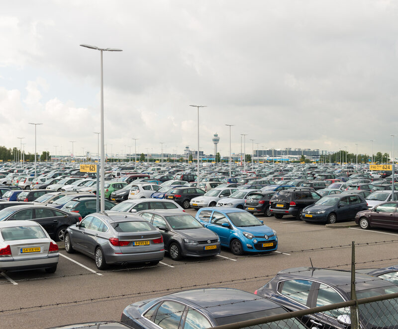 Parkeren bij het vliegveld nog nooit zo duur geweest: zoveel kost het per luchthaven