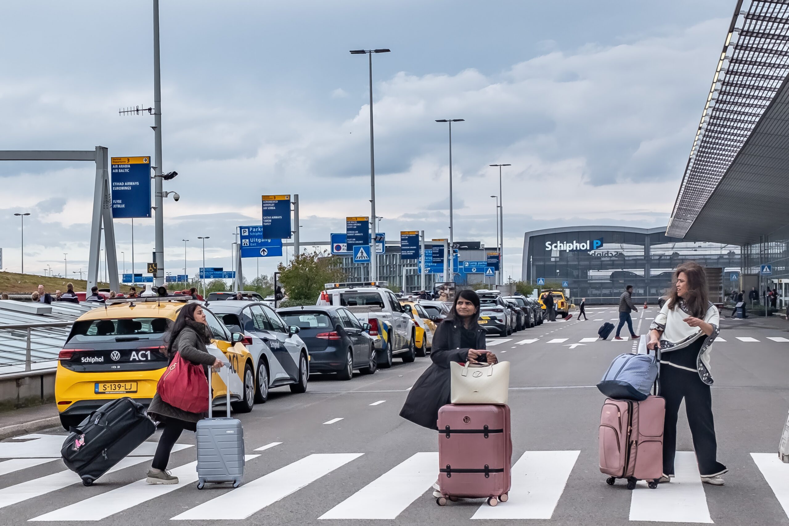 Verkeersdrukte op de weg en lange rijen op Schiphol door start meivakantie 2026