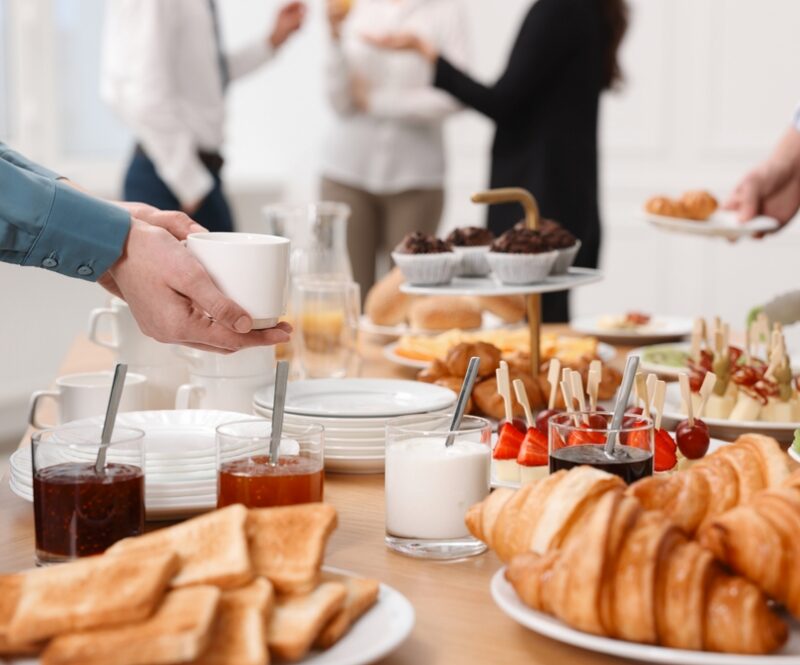 Voordringen, eten meesmokkelen: dit zijn de (ongeschreven) regels bij het hotelontbijt, hou jij je er al aan?