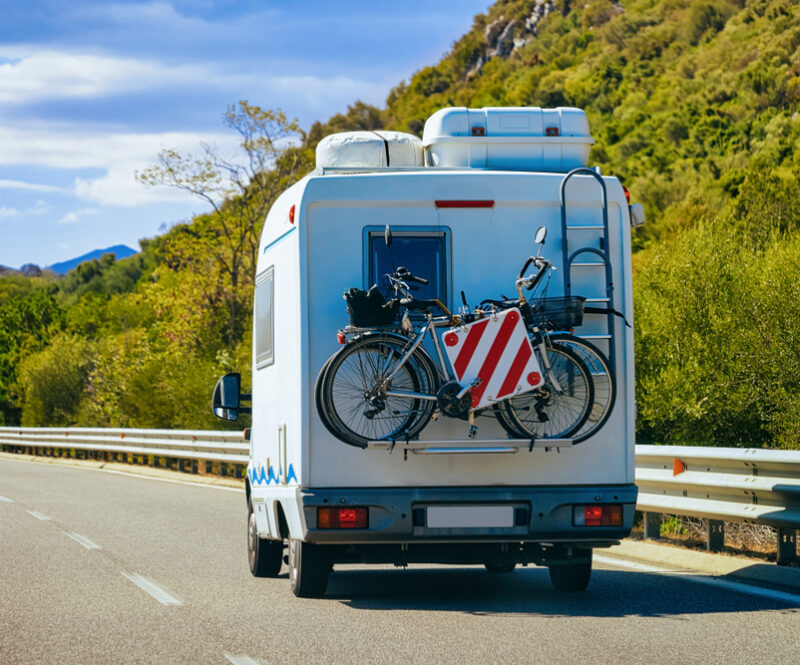 Fietsen meenemen achterop de camper: zo vervoer je ze het handigst en overtreed je geen regels