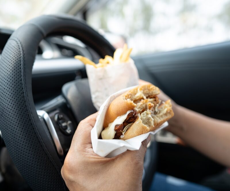 Eten in de auto is in sommige landen verboden: let op als je hier rijdt