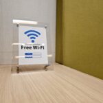 Valse QR-codes, oplichting bij de tolweg, en onveilige wifi op vakantie: Alberto Stegeman geeft tips