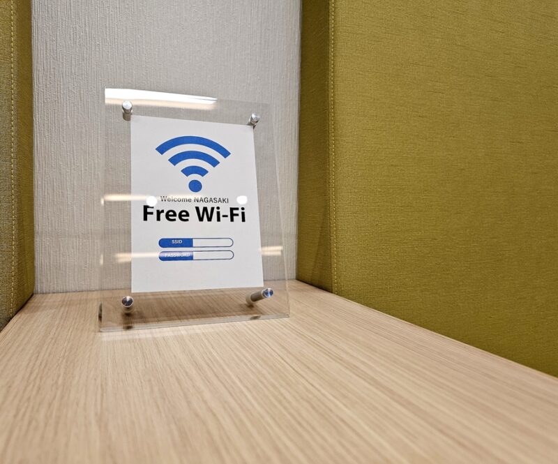 Valse QR-codes, oplichting bij de tolweg, en onveilige wifi op vakantie: Alberto Stegeman geeft tips