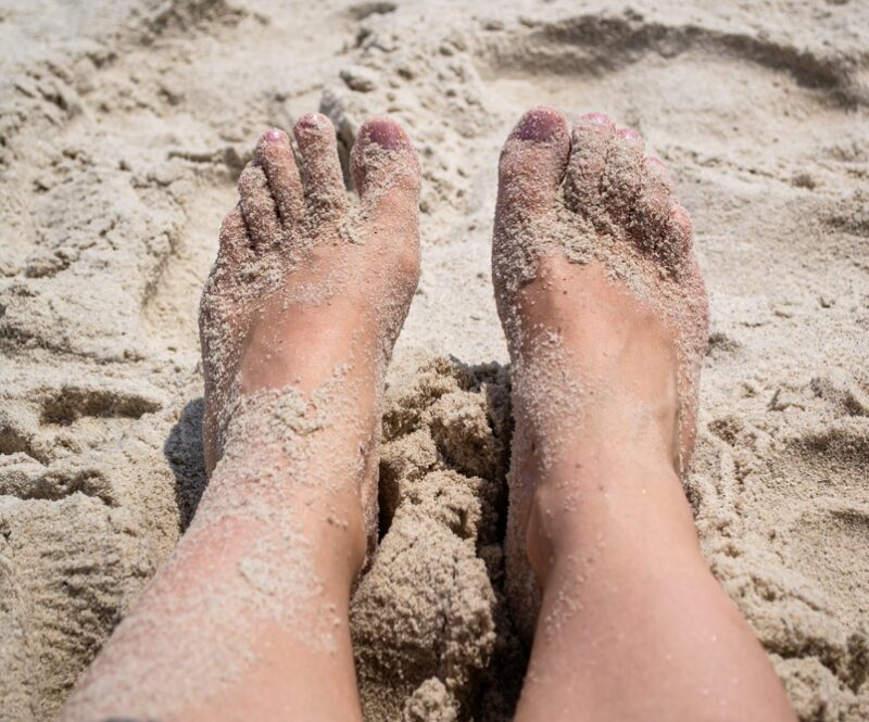 Dagje strand gepland? Zo kom je na afloop makkelijk van het zand op je voeten en tussen je tenen af